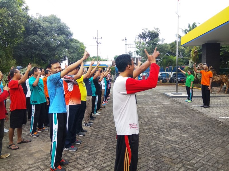 Apel pagi diawali dengan dengan yel-yel bersama, “DJP... Satu Jiwa. KPP Pratama Tuban... IJO. IJO... Insan Jujur Optimis.”