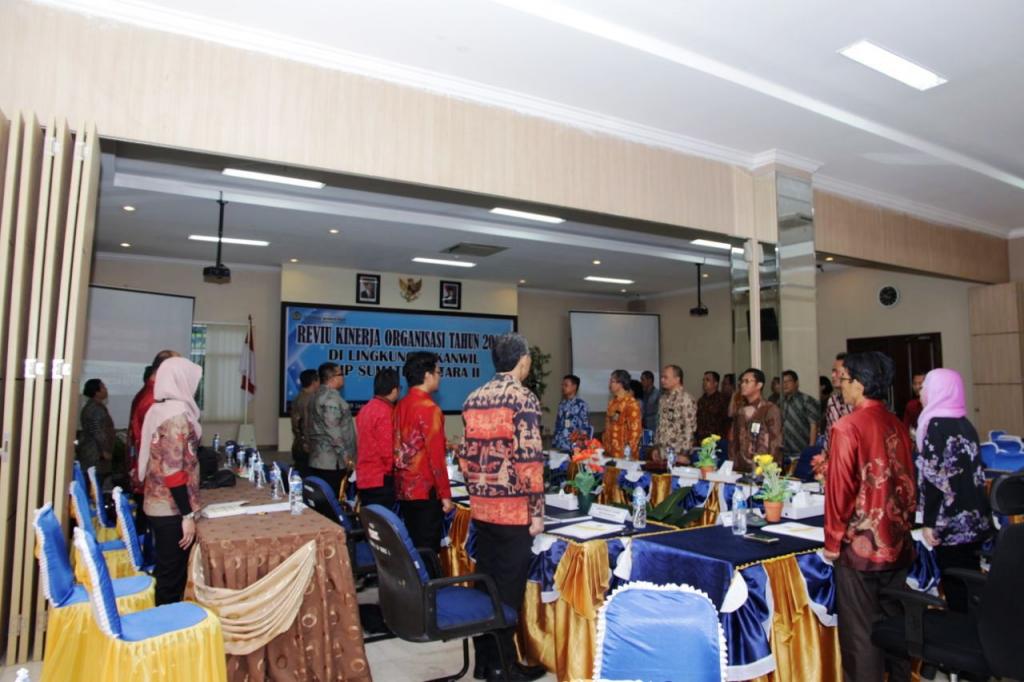 Menyanyikan lagu Indonesia Raya