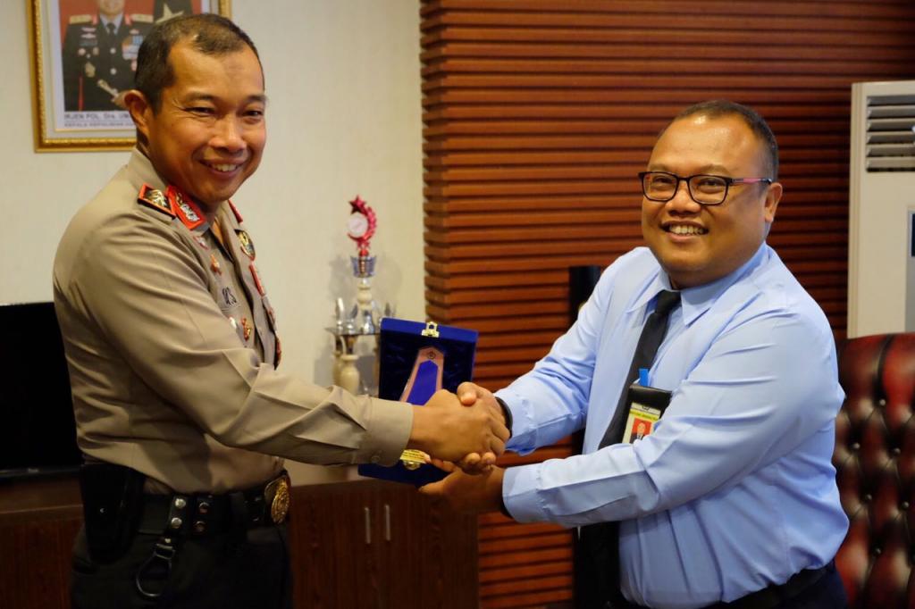 Pemberian plakat tanda kunjungan dari Kanwil DJP Sulselbartra