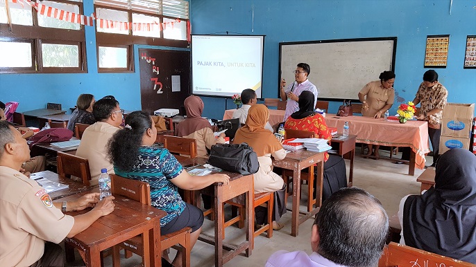 Narasumber, Eko Susanto sedang menyampaikan materi sosialisasi perpajakan ke peserta