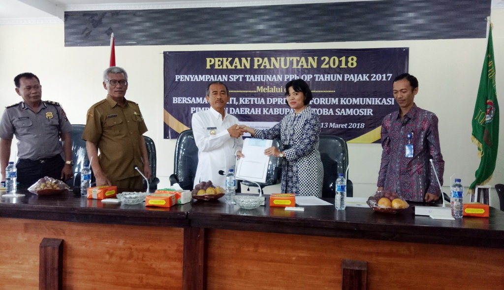 Penyerahan BPE kepada Wakil Bupati Tobasa Hulman Sitorus setelah mengisi SPT Tahunan melalui e-Filing