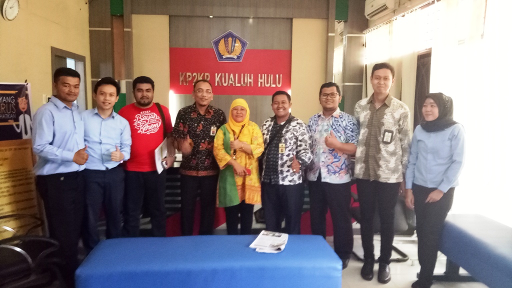 Salah satu tim monev yang melakukan kunjungan kerja dalam rangka pelaksanaan kegiatan monitoring dan evaluasi di KP2KP Kualuh Hulu bersama Kepala Kantor dan pelaksana KP2KP Kualuh Hulu, Labura dalam sesi foto bersama