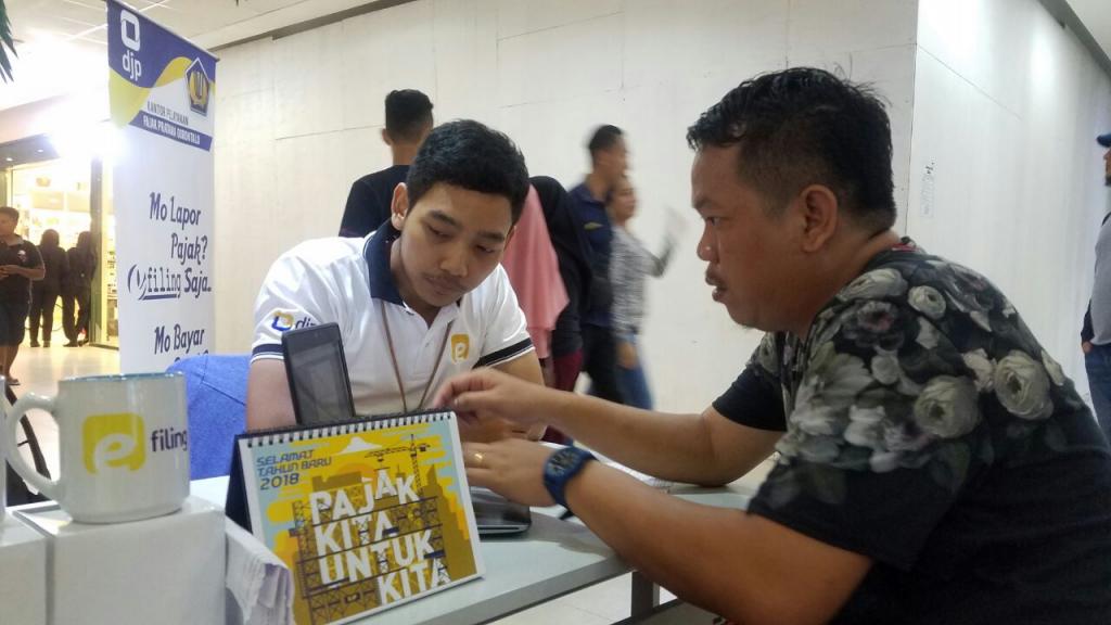 Wajib Pajak sedang melaporkan SPT Tahunan dengan e-filing