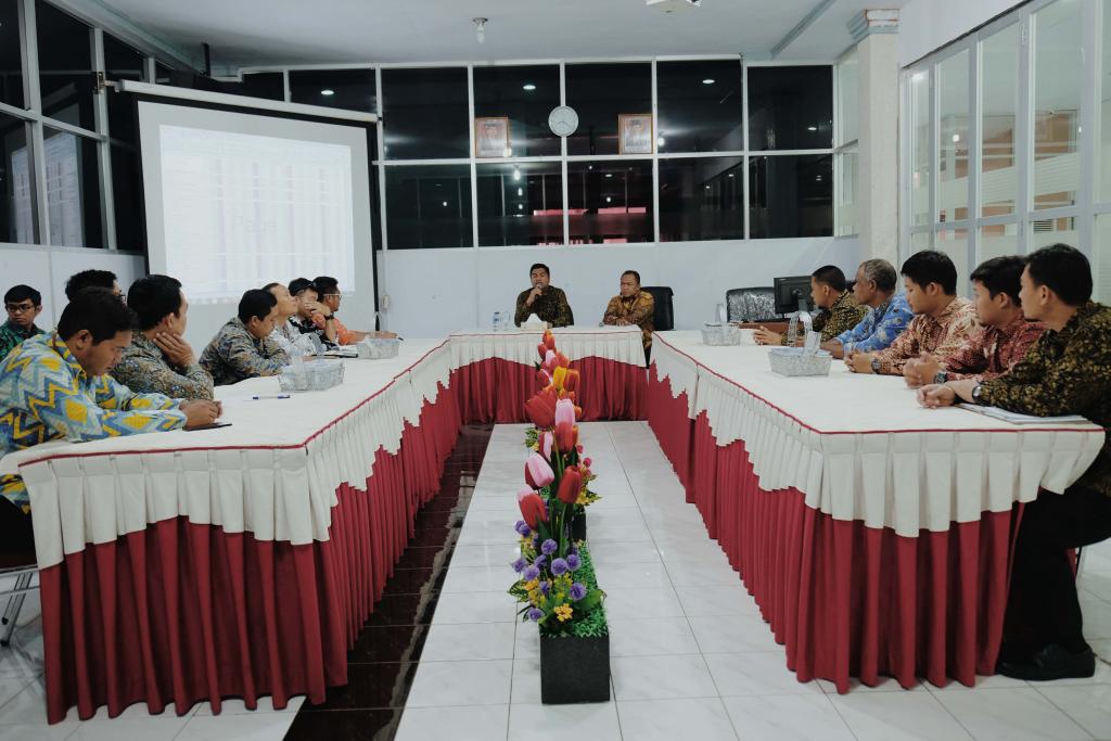 Suasana rapat internal Satgas SPT Tahunan di Aula KPP Pratama Baubau