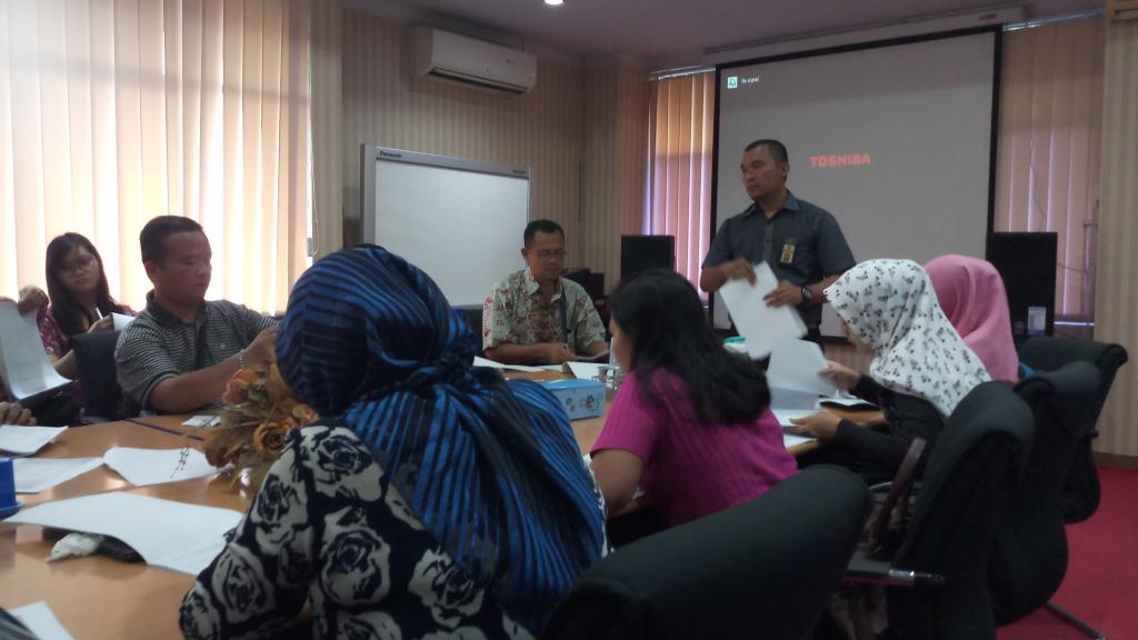 Citra Jismanto Sinaga, Account Representative Seksi Ekstensifikasi dan Penyuluhan menyampaikan materi Cara Pengisian SPT Tahunan wajib pajak badan usaha