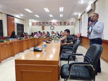 Kepala Seksi Kerja Sama dan Hubungan Masyarakat Tri Utomo menyampaikan materi perpajakan