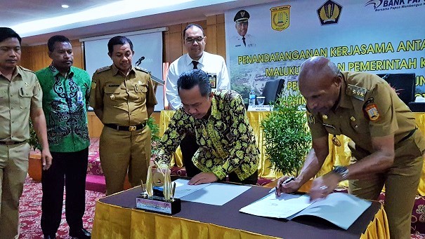 Penandatangan perjanjian kerja sama Pemerintah Kota Jayapura (Walikota) dengan Kanwil DJP Papua dan Maluku (Kepala Kanwil DJP Papua dan Maluku) Program KSWP dan penyerahan Data yang terkait perpajakan