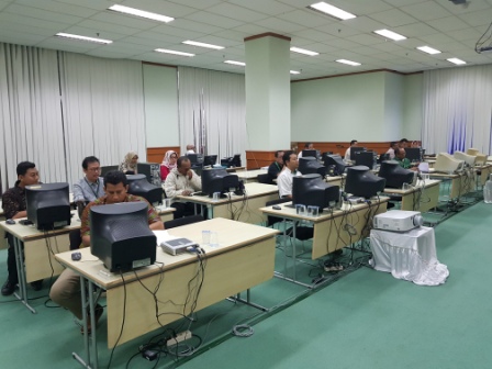 Petugas sedang memandu pengisian SPT melalui e-Filing