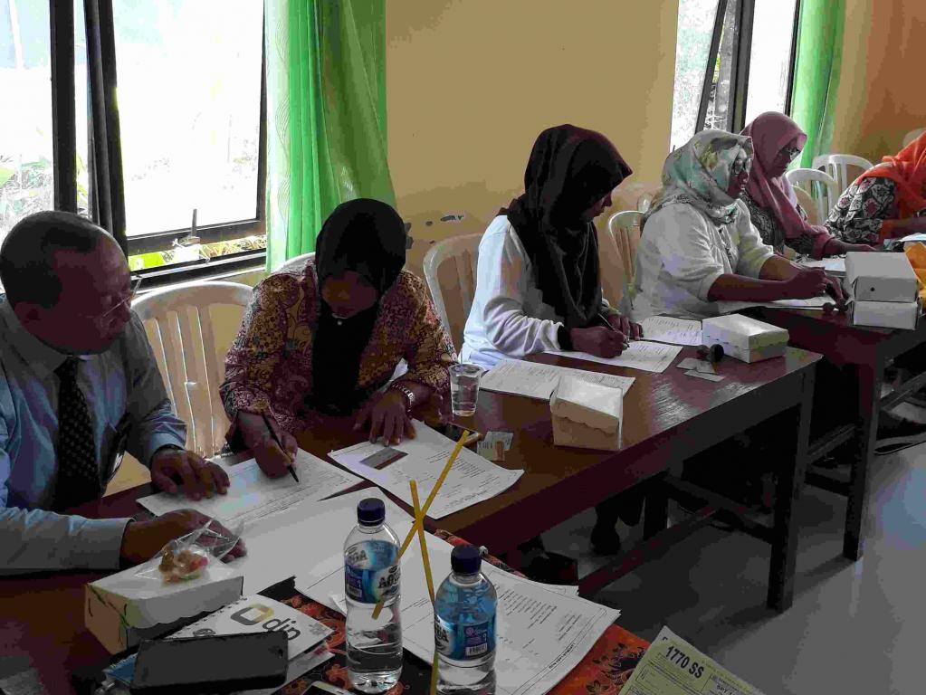 Kepala Seksi Waskon 3 KPP Pratama Bojonegoro Munaji memberikan penjelasan pengisian SPT Tahunan Bada