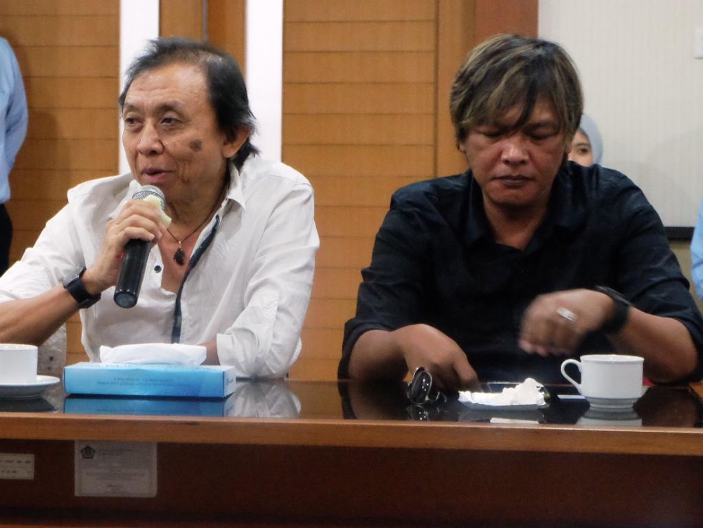 Ketua Bandung Music Council (BMC), Erlan Effendi saat berdialog.