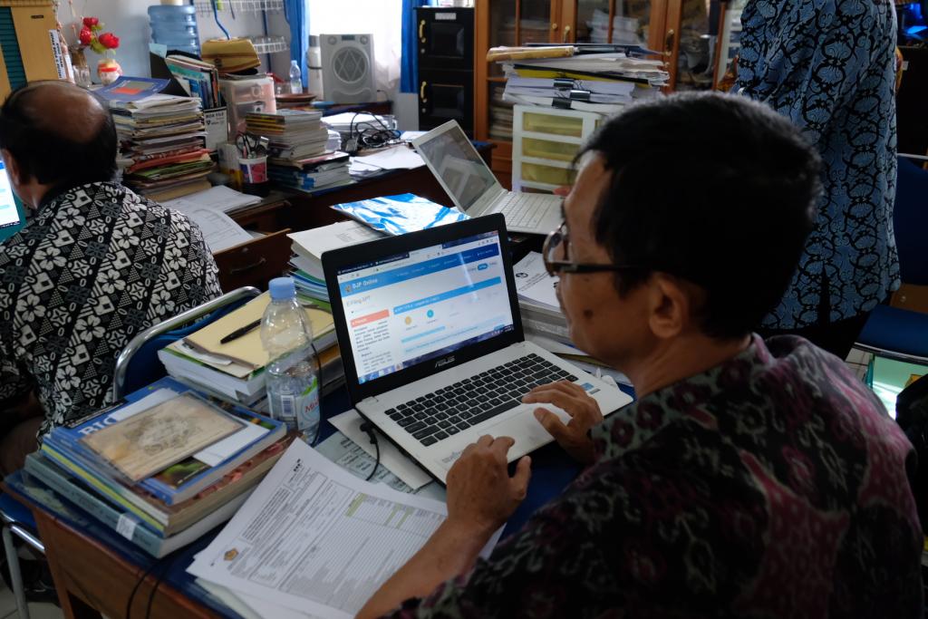 Peserta mengakses djponline.pajak.go.id dengan laptop