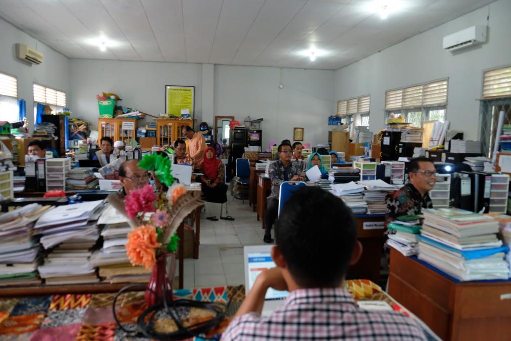 Petugas penyuluh menjelaskan cara pelaporan pajak pada guru SMAN 1 Berau