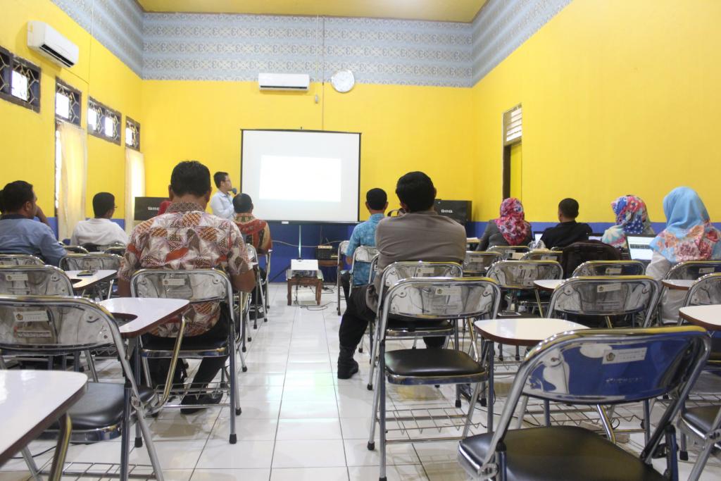 Para peserta memperhatikan materi yang diberikan