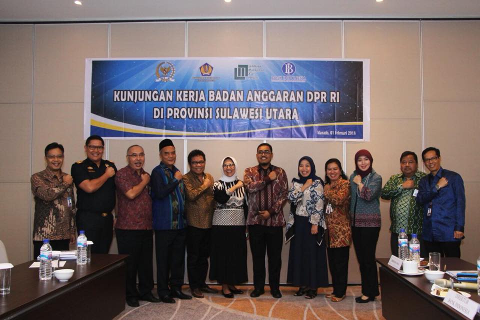 Foto bersama setelah selesai rapat