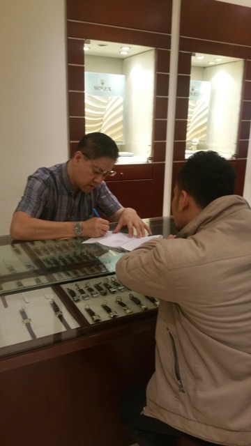 Petugas menyerahkan formulir yang telah diisi untuk ditandatangani oleh wajib pajak