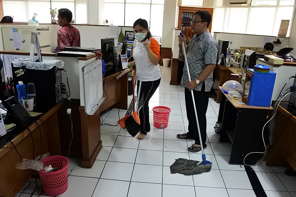 Program ini diikuti oleh seluruh pegawai di lingkungan KPP PMA Enam, dan nantinya akan dilombakan secara berkala untuk menarik antusiasme pegawai dan menjaga kerajinan ruangan kerja.