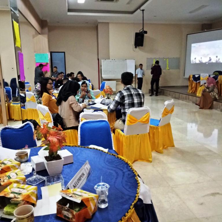 Keseruan suasana pelatihan workhshop frontliner dipandu oleh narasumber