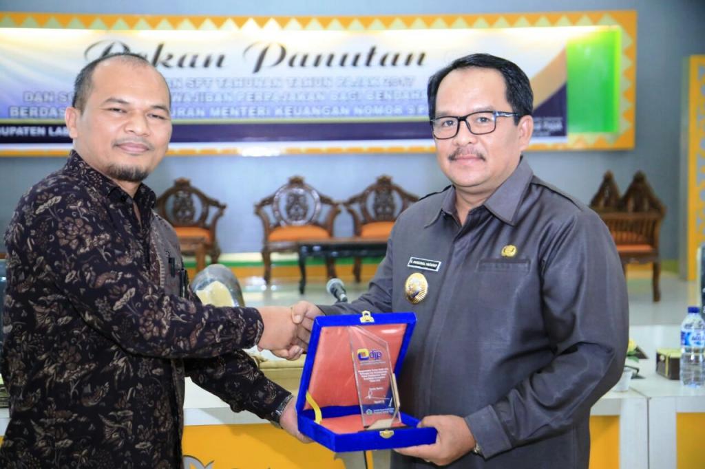 Penyerahan plakat Ditjen Pajak oleh Kepala KPP Rantau Prapat kepada Bupati Labuhabatu