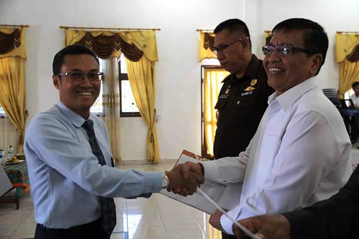 Penyerahan Bukti Penerimaan Elektronik kepada Wakil Bupati Humbahas usai pengisian SPT Tahunan melalui e-Filing