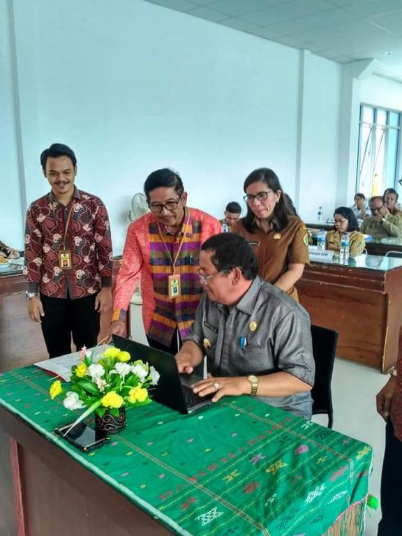 Pengisian SPT Tahunan melalui e-Filing oleh Bupati Samosir Rapidin Simbolon dipandu oleh Kepala Seksi Pelayanan KPP Pratama Balige Soliandry