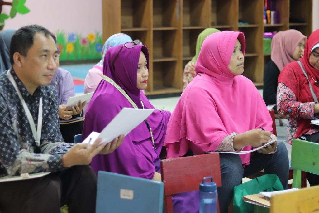 Peserta yang terdiri dari Kepala Yayasan dan Para Guru terlihat menyimak penjelasan narasumber