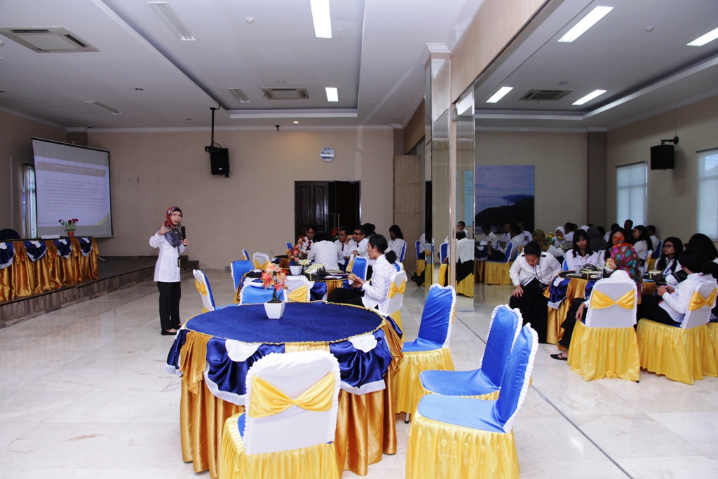 Ulasan materi persiapan pelaksanaan pedoman ZI menuju WBK oleh Kepala Bagian Umum Triyani Yuningsih setelah pembukaan acara