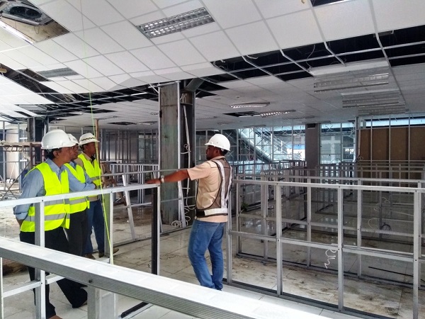 Perwakilan kontraktor sedang menjelaskan denah ruangan GKN kepada perwakilan KPP Pratama Manokwari