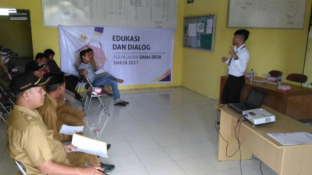 Penyuluh KP2KP Aceh Singkil, Afrialdy Lubis, sedang memberikan materi kepada Perangkat Desa.