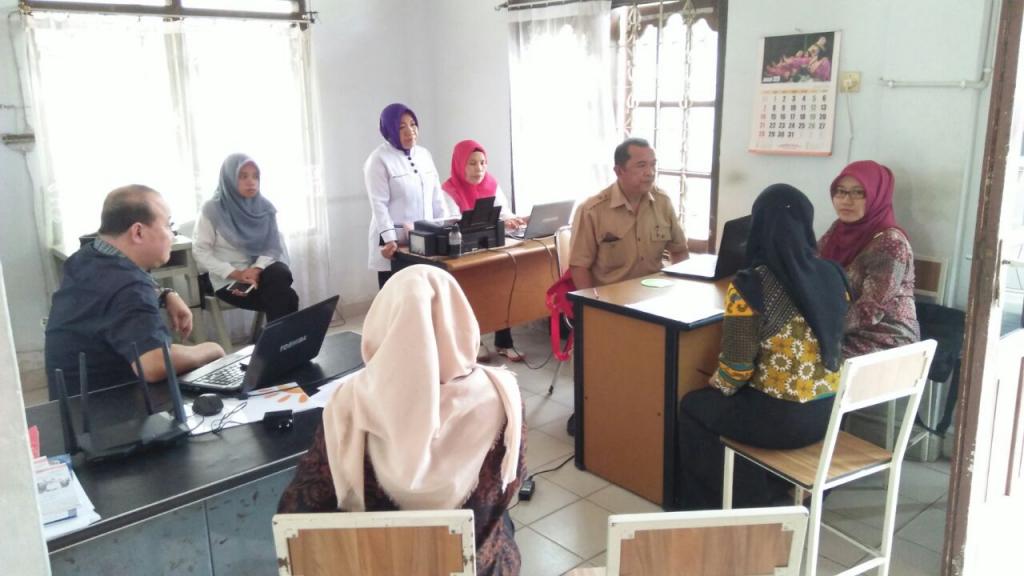 Pihak sekolah antusias bertanya kepada petugas pajak