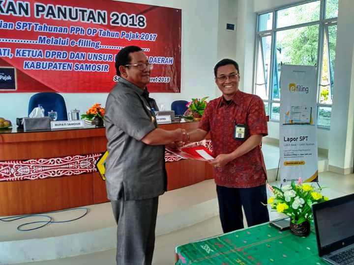 Penyerahan BPE dari Plt.Kepala KPP Pratama Balige kepada Bupati Samosir