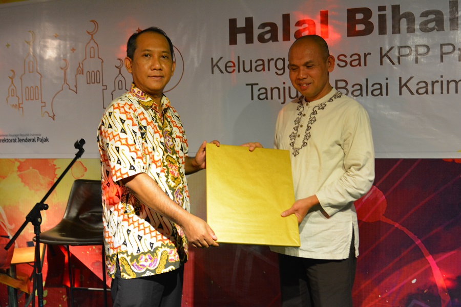 Kepala KPP Pratama Tanjung Balai Karimun memberikan kenang-kenangan kepada Kamaluddin