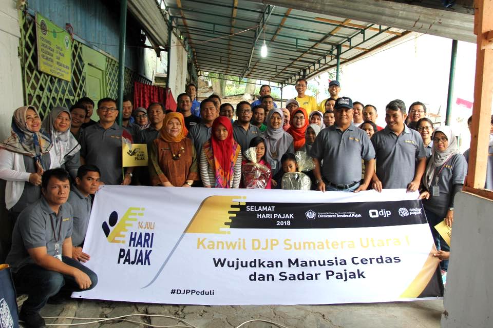 Foto bersama dengan seluruh penerima bingkisan didampingi lurah setempat