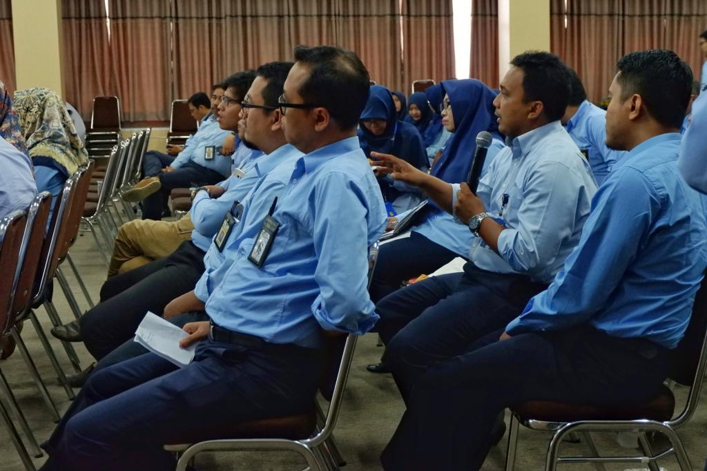 Salah seorang pegawai mengajukan pertanyaan tentang bisnis perkayuan.