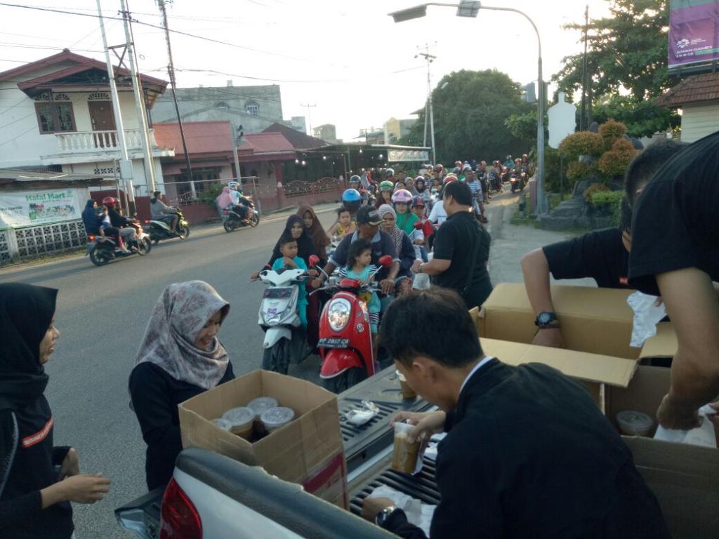 Masyarakat Tanjung Uban mengantre dengan tertib di lokasi pembagian ta'jil