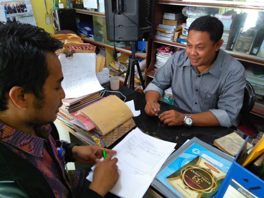 Petugas sedang berbincang dengan wajib pajak