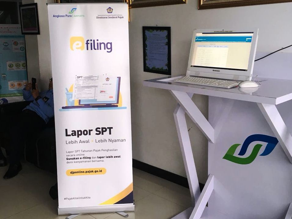 Banner di Lobi Kantor Angkasa Pura 1 Balikpapan