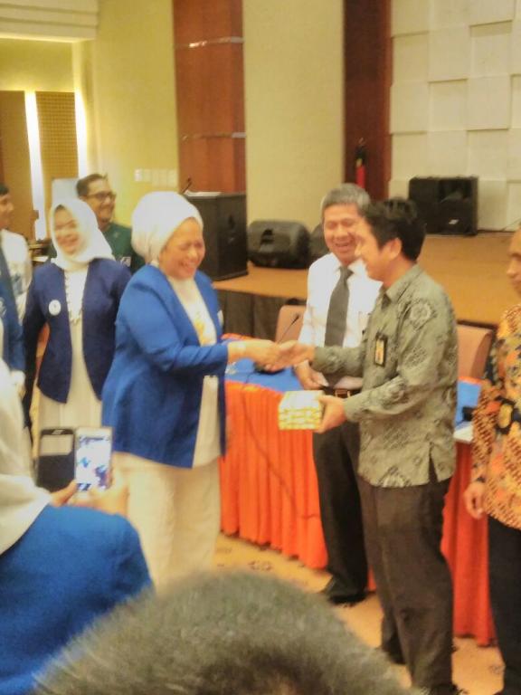 Penyerahan cinderamata dari Ketua IWAPI Sumut kepada KPP Pratama Medan Polonia