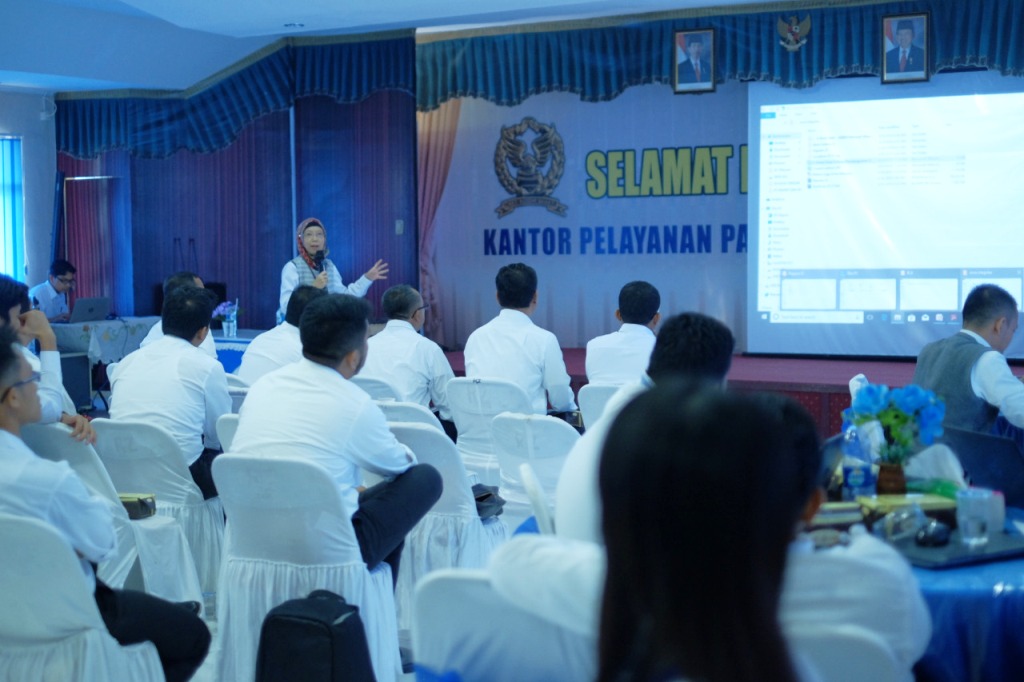 Pemaparan materi terkait pedoman Pembangunan Zona Integritas menuju Wilaya Bebas Korupsi oleh Kabag Umum Triyani Yuningsih di hari kedua