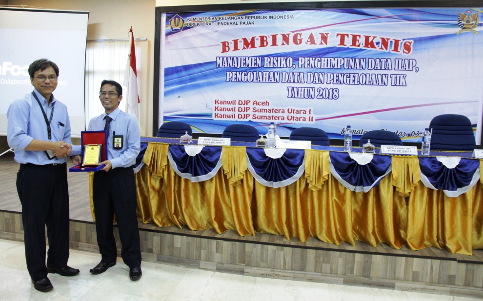 Penyerahan plakat tanda penghargaan dari masing-masing kanwil, dengan ini diwakilkan oleh Setiadi, Kepala Bidang DP3 Sumut II