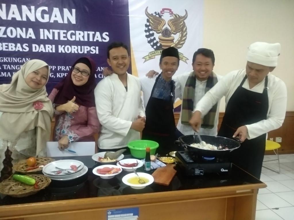 Salah satu jenis perlombaan yang diadakan adalah lomba masak nasi goreng.