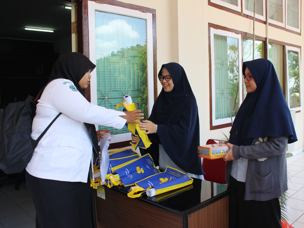 Pemberian cendera mata kepada seluruh peserta kegiatan