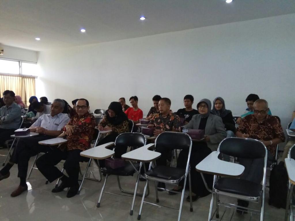 Para dosen, karyawan, dan mahasiswa STIE Swadaya sedang mengikuti sosialisasi SPT