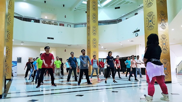 Instruktur senam aerobic memandu gerakan peserta DJP Bugar