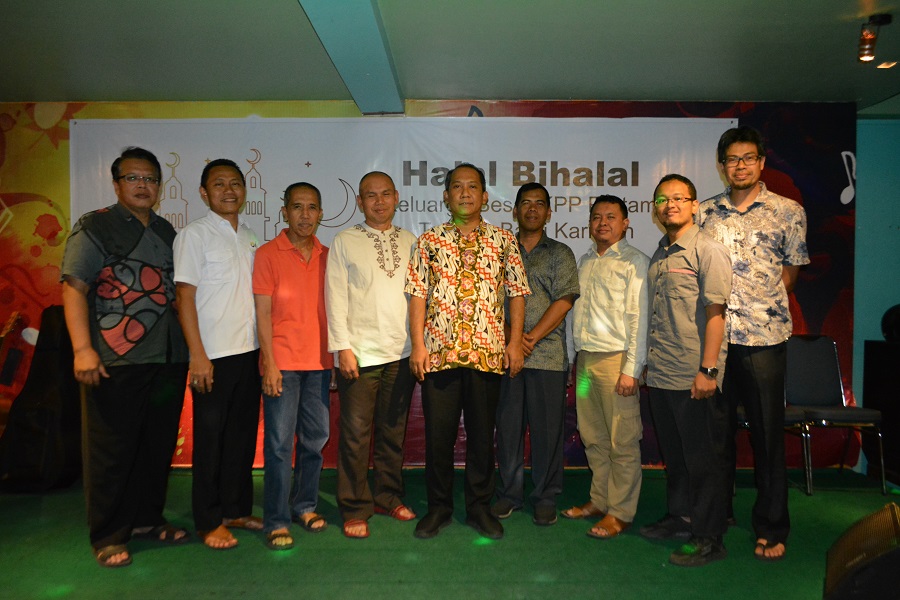 Kepala KPP Pratama Tanjung Balai Karimun berfoto bersama dengan pegawai yang akan mutasi