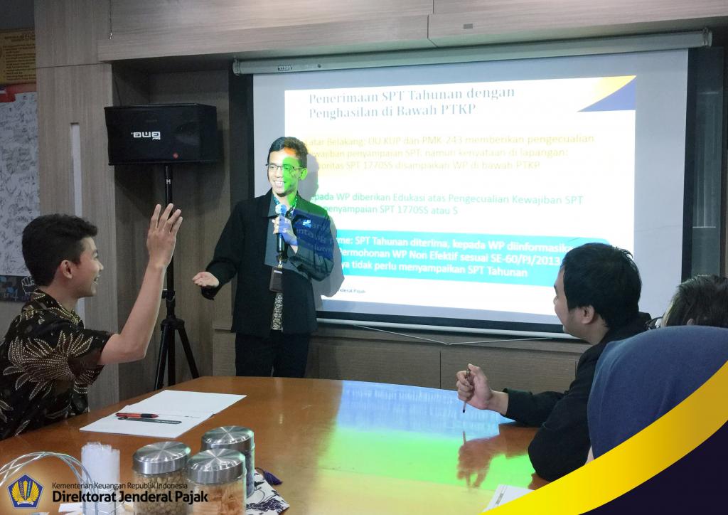 Salah seorang pegawai bertanya kepada narasumber