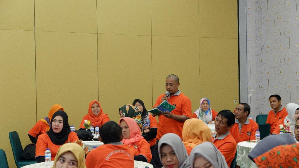 Peserta mengajukan pertanyaan (1)