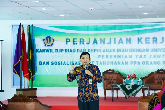Kepala Seksi Ekstensifikasi dan Penyuluhan KPP Pekanbaru Tampan Menyampaikan Bimtek Pengisian SPT Tahunan dengan E-Filing