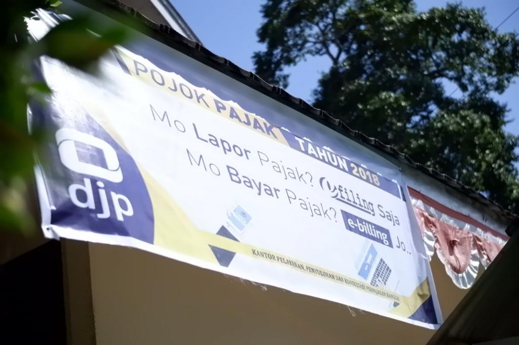 Spanduk pojok pajak menghiasi lokasi
