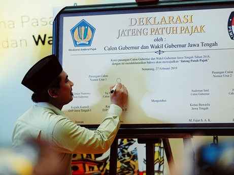Calon Wakil Gubernur Nomor Urut 1 Taj Yasin Maimoen menandatangani Deklarasi Jateng Patuh Pajak