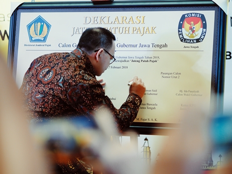Calon Gubernur Nomor Urut 2 Soedirman Said menandatangani Deklarasi Jateng Patuh Pajak